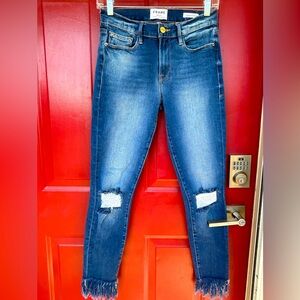 FRAME DENIM s27 distressed skinny jeans Love the longer fringe hem Flattering!!
